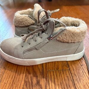 Updated 10/12/25
STEVE MADDEN Kameo Beige Suede Faux Fur Sneakers Size 6.5.
